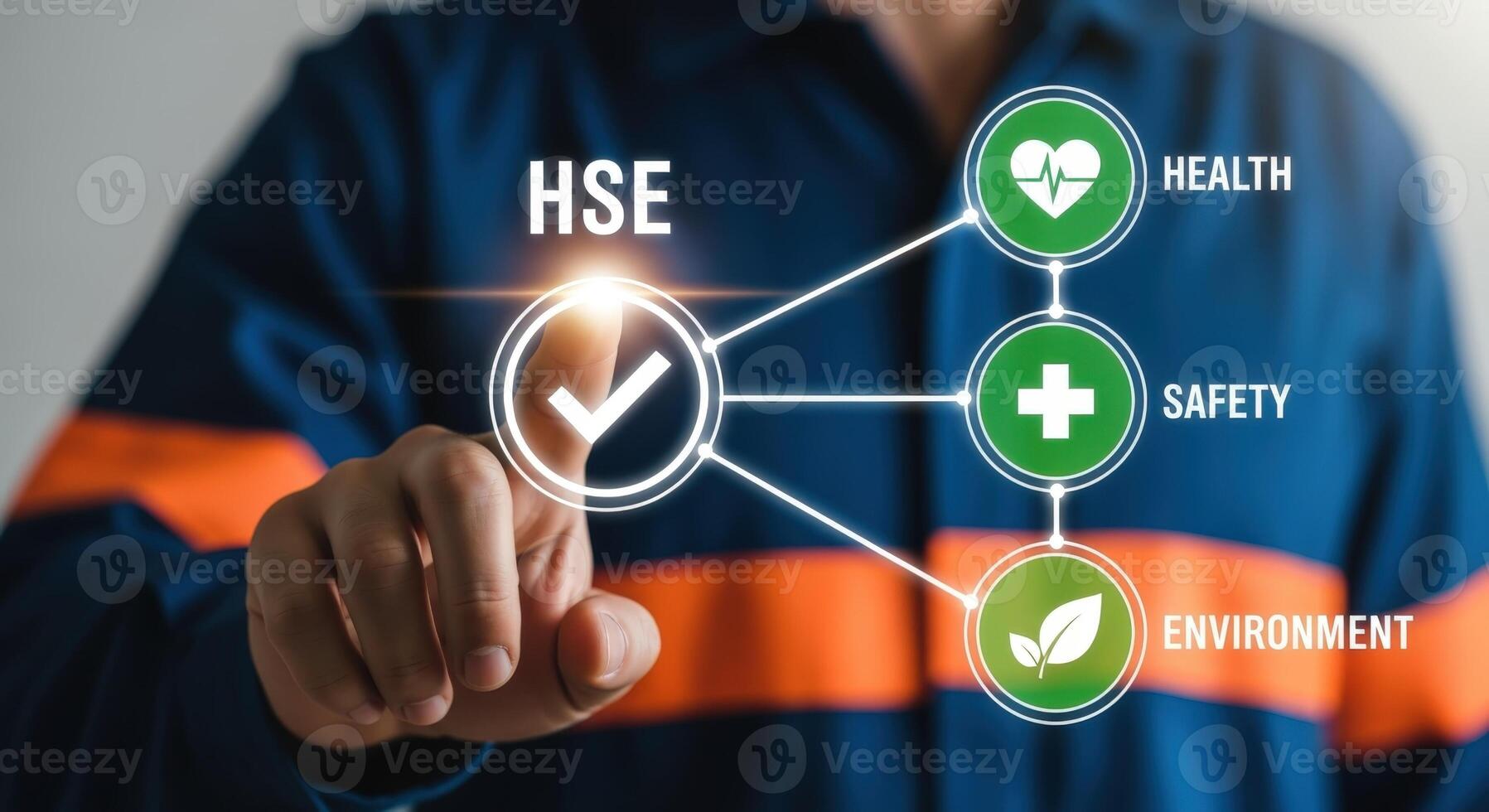 مهندس ایمنی HSE در حال ارائه نمودارهای مدیریت خطرات در یک پروژه صنعتی