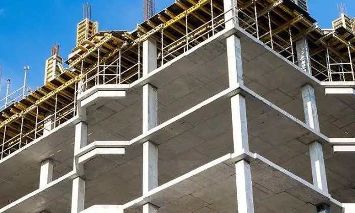 بصری از فرآیند آرمهکاری و بتنریزی در سازههای بتنی