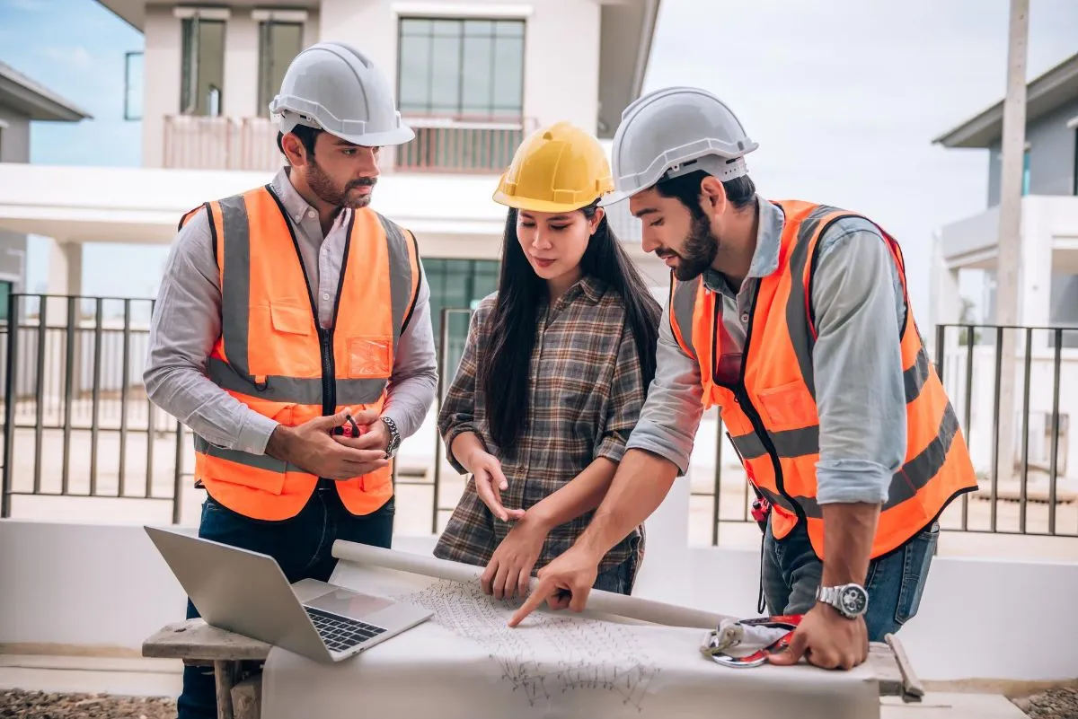مهندس ناظر در حال بررسی اسناد فنی پروژه ساختمان