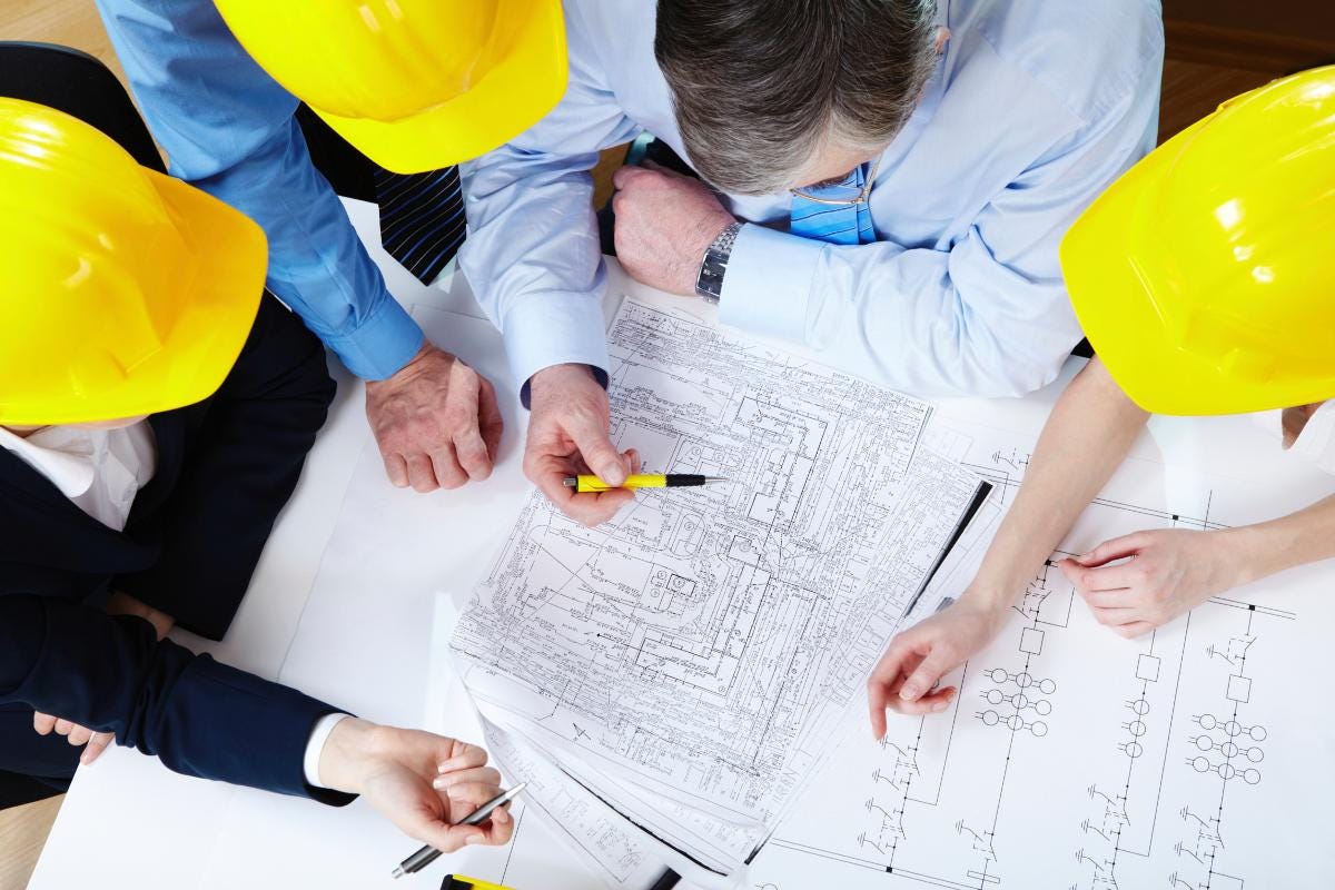 کارشناس مشاوره مهندسی ساختمان در حال نظارت بر عملیات ساخت