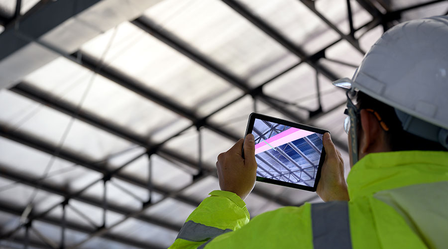 مهندس عمران در حال بررسی وضعیت سازه یک ساختمان