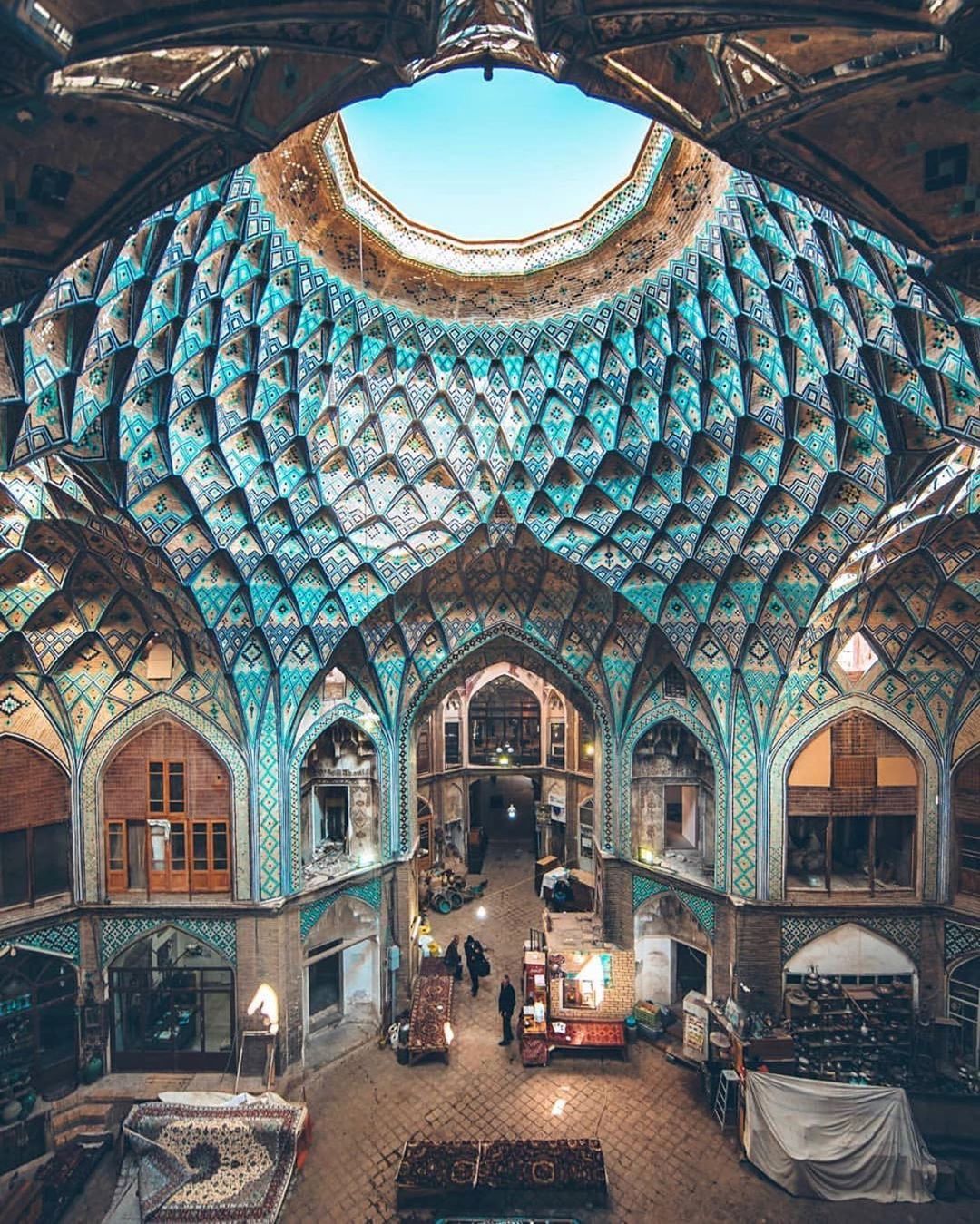 ایوان سنتی ایرانی با نورگیرهای سقفی و ترکیب نور و سایه