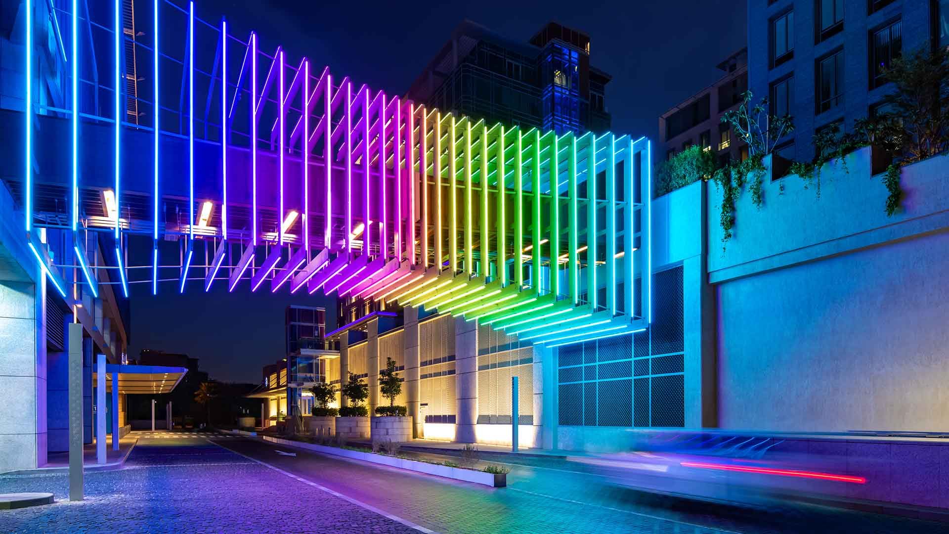 نمونه نورپردازی RGB برای بهبود نمای ساختمان در شب