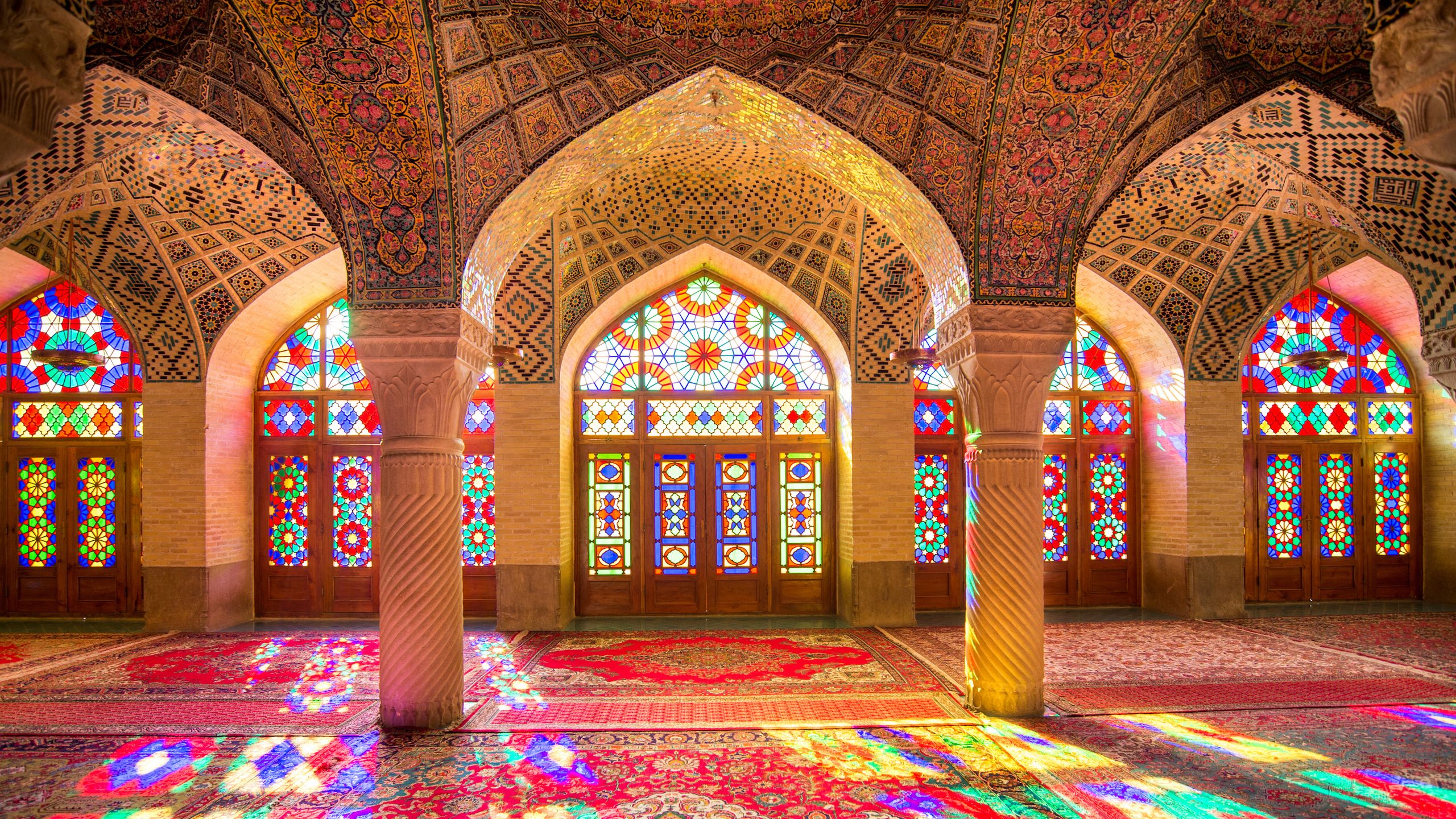 ایوان بزرگ با نور طبیعی و سایه‌های هنری در معماری ایرانی سنتی