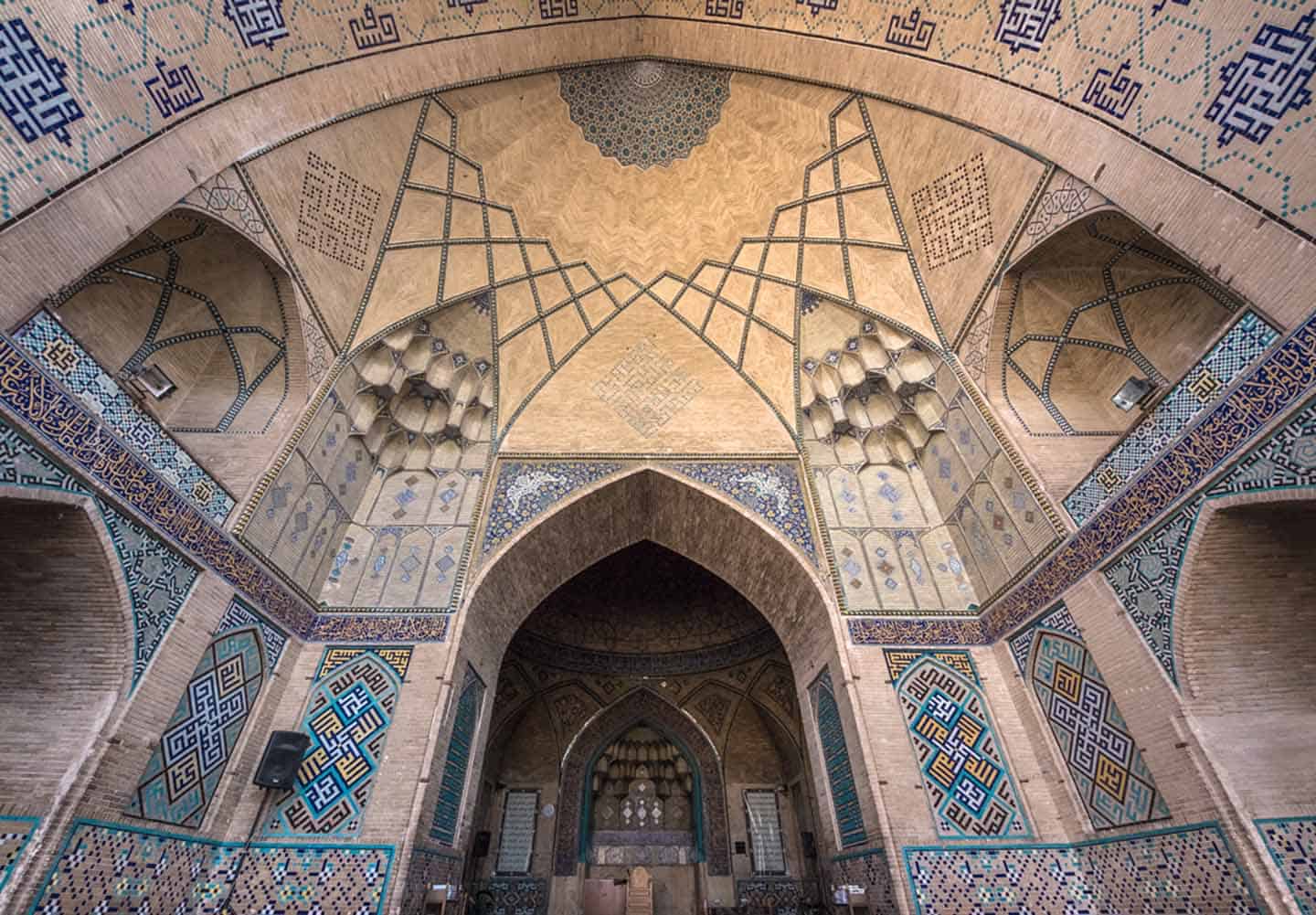 مسجد حکیم با گنبدهای سنتی و کاشیکاریهای رنگارنگ