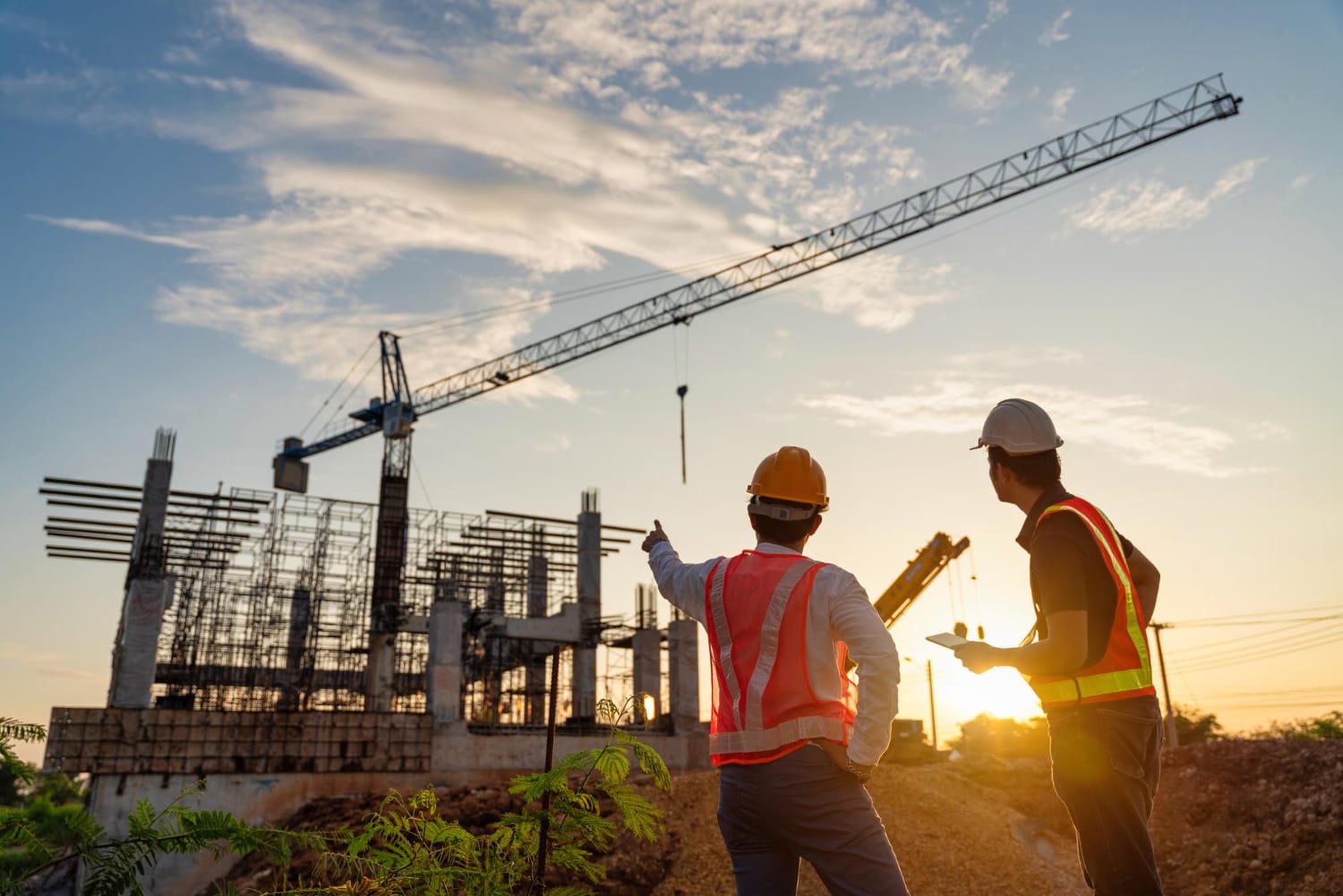 مهندسان ساختمانی در حال نظارت بر پیشرفت پروژه ساخت