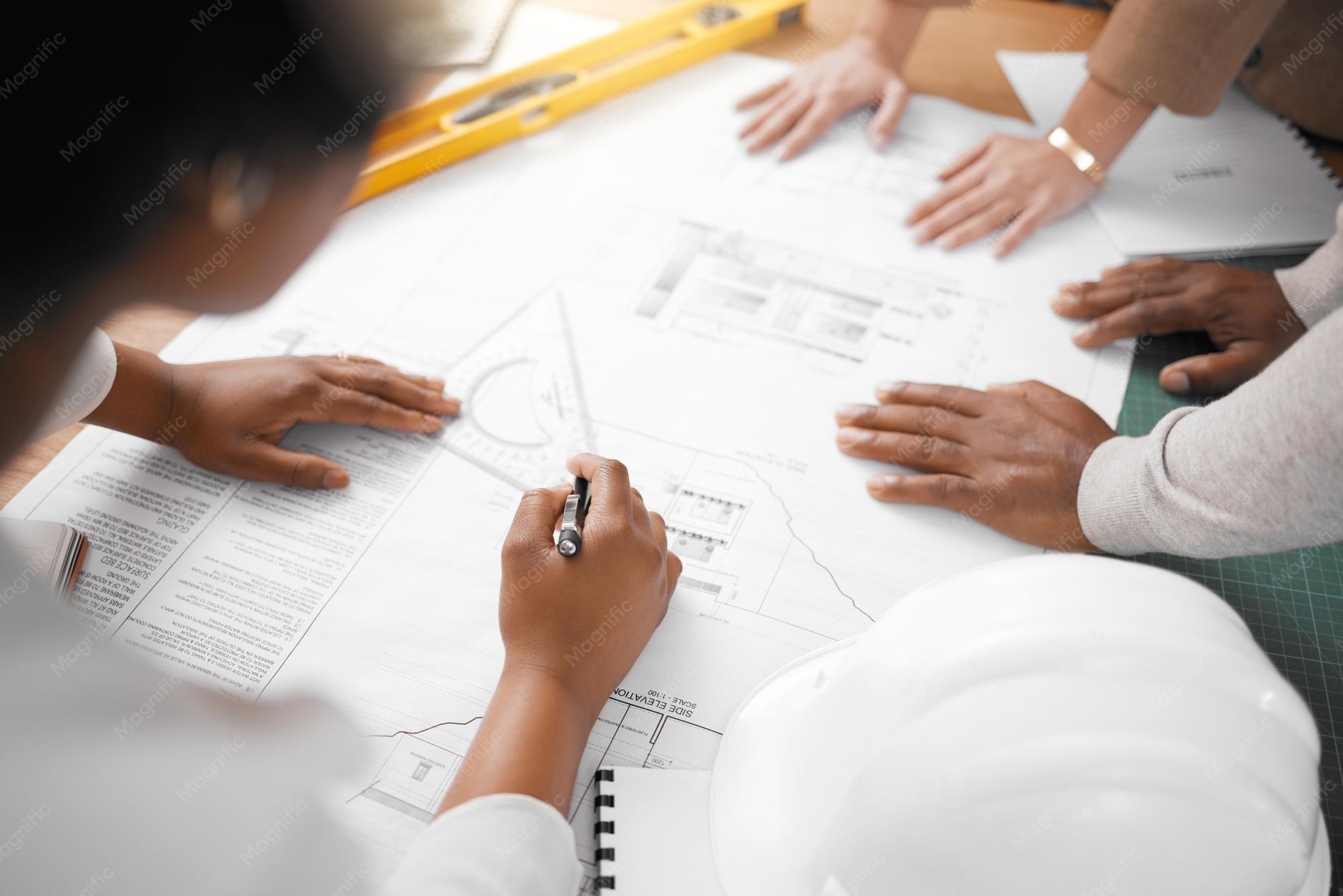 تیم مهندسان در حال کار بر روی یک مدل BIM مشترک