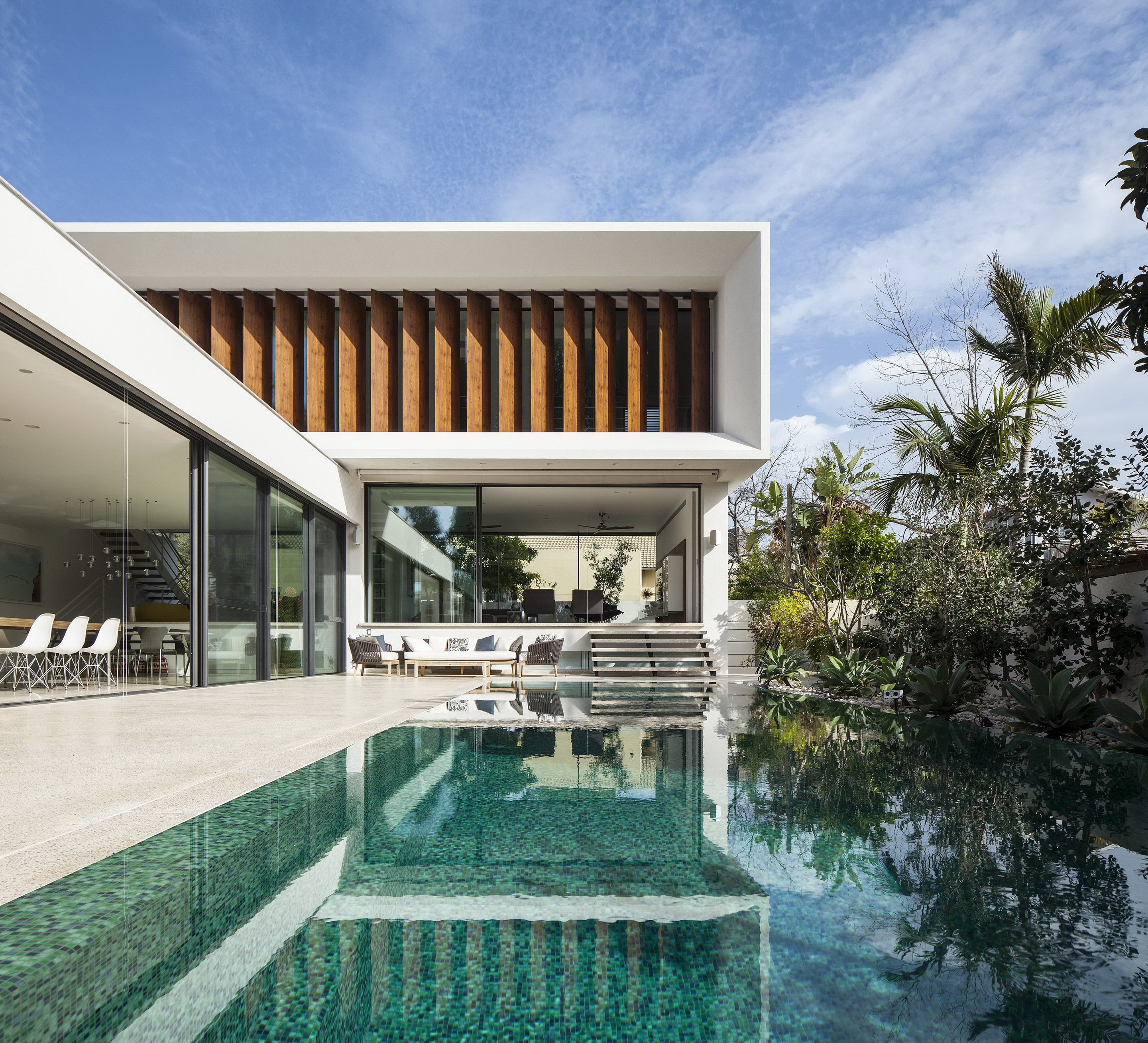 ویلا لوکس با استفاده از سنگ مرمر و چوبهای نخلدار در فضاهای داخلی