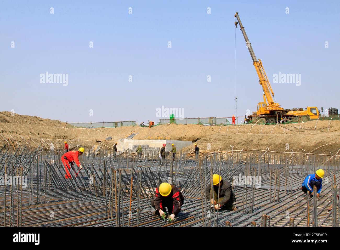 نصب میلگرد شیار دار در یک پروژه ساختمانی، نمایش دقیق روش‌های بستن و گره‌زدن