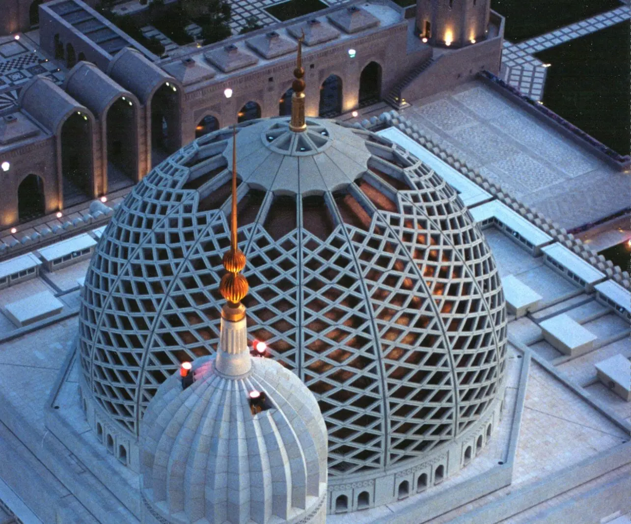 نمونه‌ای از مسجد مدرن با گنبدی مدرن و طراحی داخلی نوین