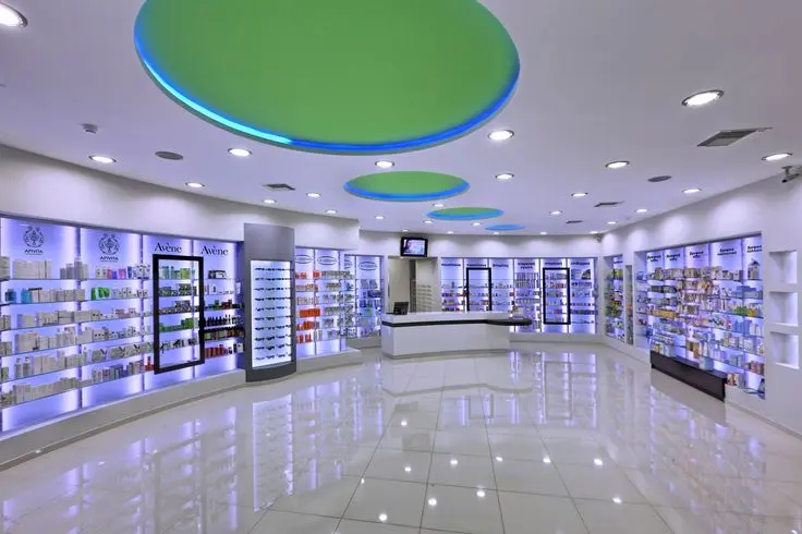 نمونه طراحی داروخانه با استفاده از عناصر طبیعی و نورپردازی هوشمند برای ایجاد محیطی دلپذیر