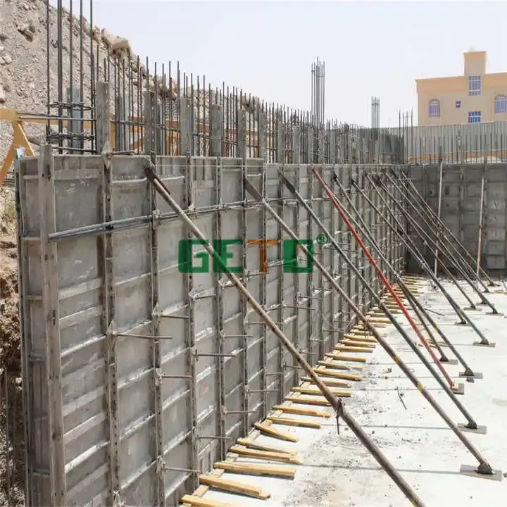 قالب آلومینیومی برای بتن ریزی در یک پروژه ساختمانی