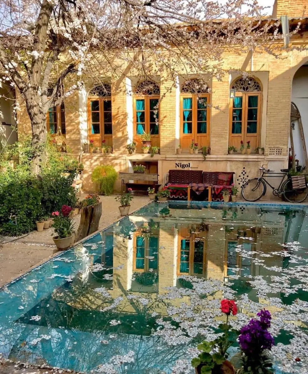 نمونه‌ای از طراحی خارجی با استفاده از مصالح بومی و سبک مدرن