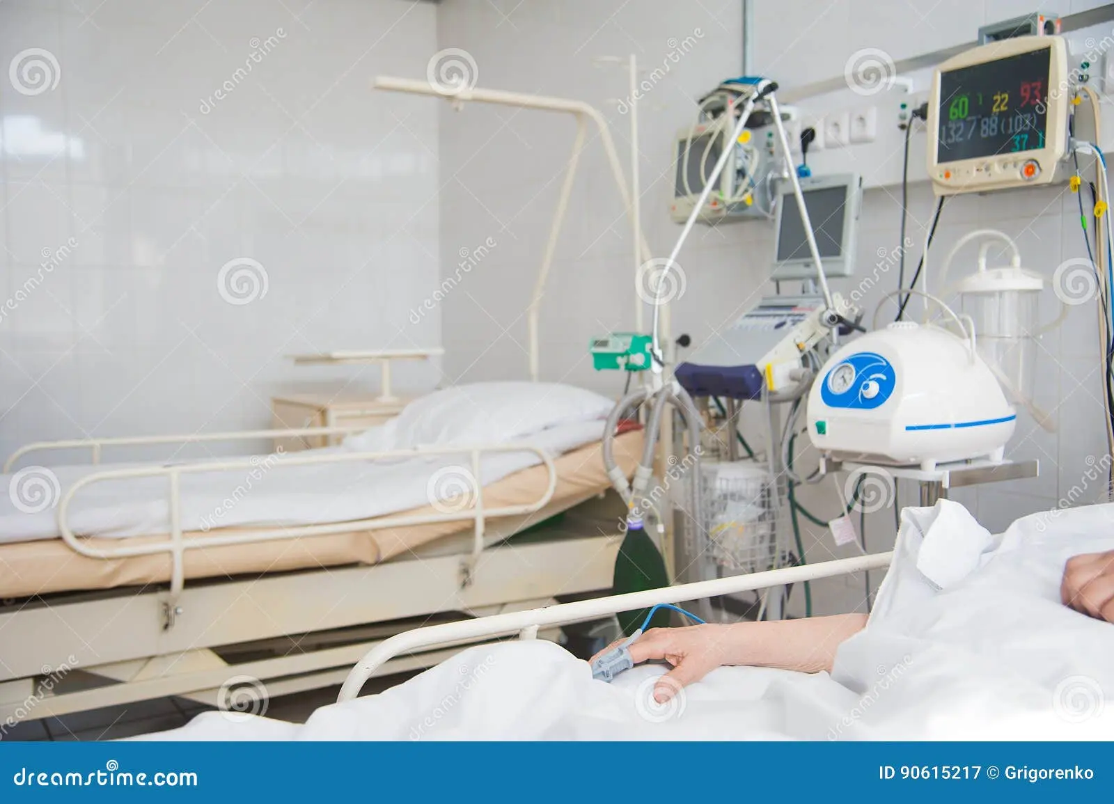 اتاق بیمار در بخش مراقبت ویژه با تجهیزات پزشکی