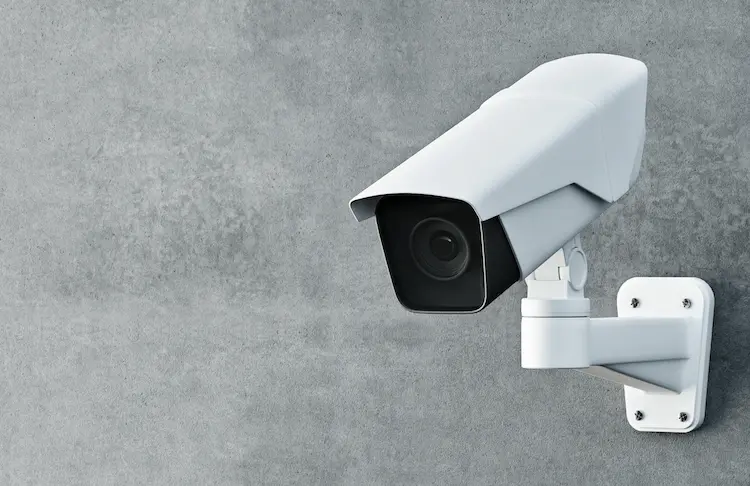 دوربین امنیتی مدرن نصب شده بر روی دیوار داخلی