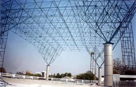 نمونه‌ای از شبکه سه‌بعدی سازه فضایی با اعضای متقاطع و طراحی مودولار